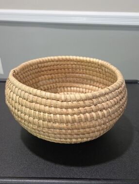 Handwoven Natural Grass/Wicker Coiled Backet Bowl - Neutral Tan